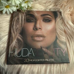 BRAND NEW HUDA BEAUTY 3D Highlighter Pallete in Pink Sand Edition! Unused!!